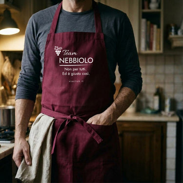 Bordeauxrote Schürze Team Nebbiolo mit dem Spruch „Non per tutti. Ed è giusto così.“ - Vinclick